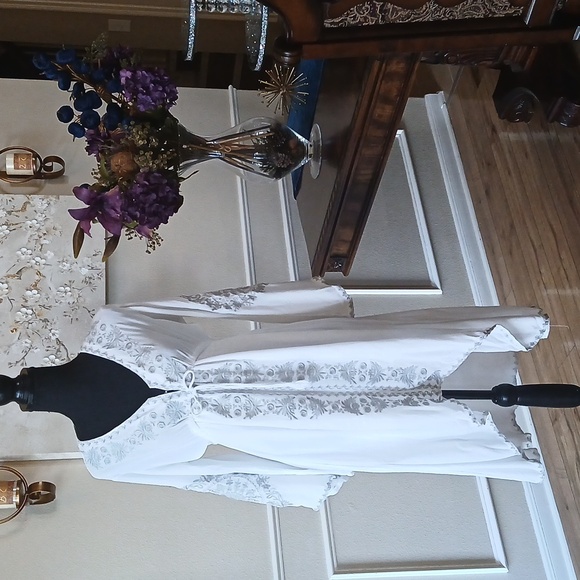 Women's White Boho Embroidered High Low Dress. Size M - Picture 14 of 17